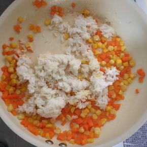 玉米和胡萝卜先用少许油炒熟，然后加入米饭炒均匀