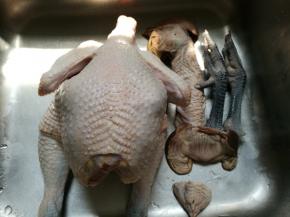 鸡洗净后去掉鸡脖子，鸡头和鸡脚