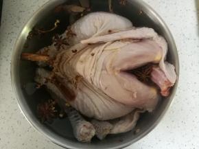 清水里放入食盐和香料，将鸡放入浸泡24小时