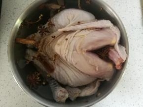 清水里放入食盐和香料，将鸡放入浸泡24小时