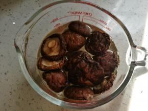 干香菇用冷水泡发待用