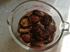 干香菇用冷水泡发待用