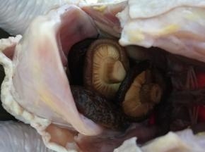 香菇泡发好后全部塞进鸡肚子里，最后在外面放一颗小洋葱