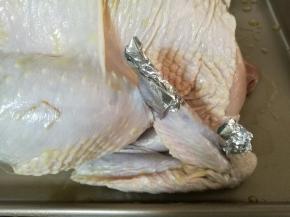 用锡纸把鸡翅尖包住，防止烤的时候糊掉