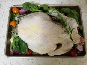 鸡皮表面刷上融化了的黄油，放入烤盘