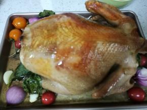 烤到50分钟的时候取出烤盘，在鸡表面刷上一层蜂蜜，再烤10分钟至鸡完全熟透，用一根竹签插入鸡身，如果可以轻松的穿透就表示熟了