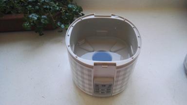 饭盒机体内加水至最高水位线以下。