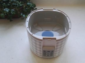 饭盒机体内加水至最高水位线以下。