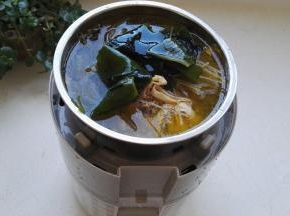 放上中间格层，放入菜盒（鸡汤、粉条、裙带菜、豆制品、盐、调料等）。