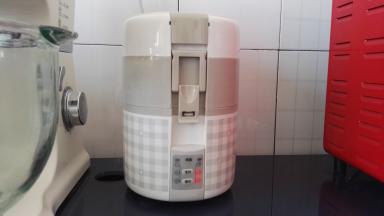 盖上盖，两边扣上。插上电源，按定时键6次，灯20、30都亮，表示蒸米时间为50分钟。