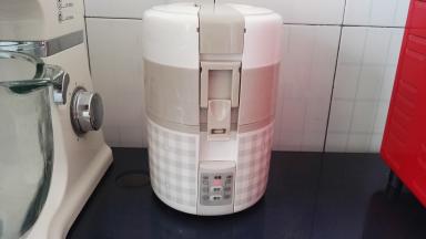 听到嘀嘀嘀声音提示，米饭就蒸好了，饭盒进入保温状态。