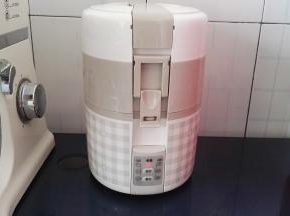 听到嘀嘀嘀声音提示，米饭就蒸好了，饭盒进入保温状态。