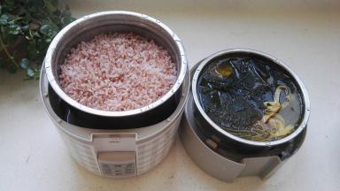 .打开盖，鸡汤烩菜做好了，香香的红粳米饭也蒸好了。