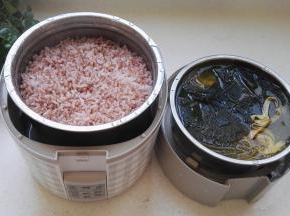 .打开盖，鸡汤烩菜做好了，香香的红粳米饭也蒸好了。