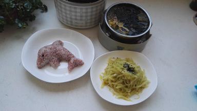 红粳米饭、菜汤、再搭配个凉拌莴苣丝，做饭就是如此简单。