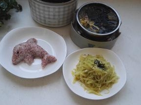 红粳米饭、菜汤、再搭配个凉拌莴苣丝，做饭就是如此简单。