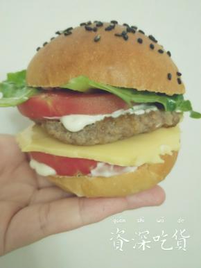 猪肉糜加料酒、盐、胡椒粉腌制半小时，煎成肉排做出夹馅，再搭配其他食材，美味汉堡就做好了。