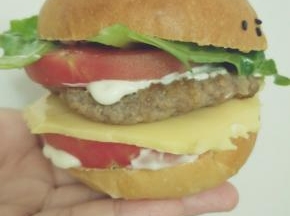 猪肉糜加料酒、盐、胡椒粉腌制半小时，煎成肉排做出夹馅，再搭配其他食材，美味汉堡就做好了。