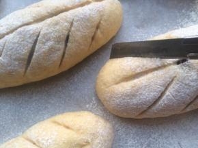 二发好后，筛入少量的高筋面粉，用刀划出刮痕。