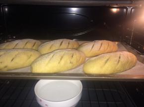 烤箱预热10分钟，放入一碗冷水，上火180度，下火170度，时间35分钟。