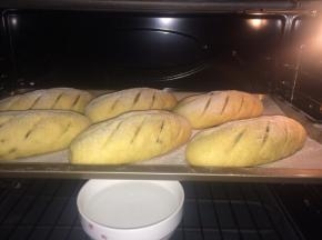 烤箱预热10分钟，放入一碗冷水，上火180度，下火170度，时间35分钟。