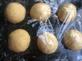 把面团分成6等份，搓圆，盖上保鲜膜松弛10分钟。