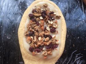 先铺上一次麻薯，再放入核桃，杏仁碎，蔓越莓。