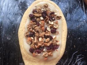 先铺上一次麻薯，再放入核桃，杏仁碎，蔓越莓。