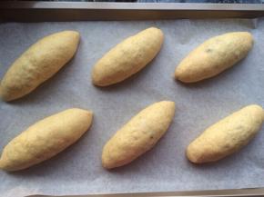 依次卷好放入烤盘中，放入烤箱，放入一碗温水，开发酵功能，发酵至2倍大。