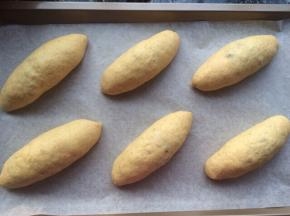 依次卷好放入烤盘中，放入烤箱，放入一碗温水，开发酵功能，发酵至2倍大。