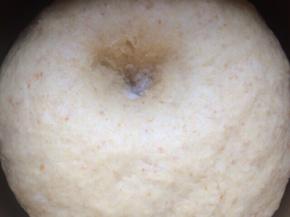 面团发酵完毕，看面团有没有一发到位，用手按压一个孔，面团不回缩表示发酵完毕。