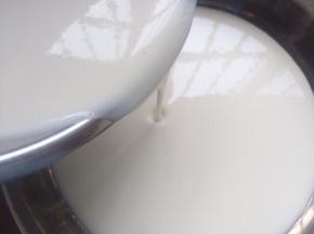 把搅拌好的麻薯液体倒入盘中，盖上保鲜膜。