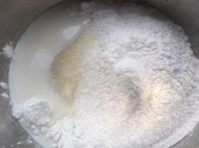 趁面团一发时间，做麻薯馅，也可以提前做好哦！再做面团。
把麻薯的材料除黄油外其余全部混合一起搅拌均匀。