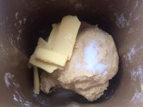 提前准备好所有材料。面团材料除了黄油与盐外，其余材料如玉米泥，鸡蛋，细砂糖，高筋面粉，全麦面粉，酵母依次放入面包机中，按和面程序和面10分钟放入黄油与细盐继续和面20分钟。