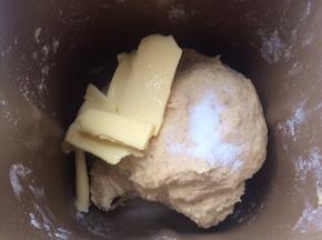 提前准备好所有材料。面团材料除了黄油与盐外，其余材料如玉米泥，鸡蛋，细砂糖，高筋面粉，全麦面粉，酵母依次放入面包机中，按和面程序和面10分钟放入黄油与细盐继续和面20分钟。