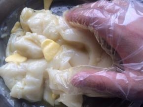 蒸好的麻薯，稍微放凉，加入黄油，把黄油完全揉入麻薯中。