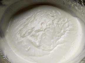 淡奶油加细砂糖打发至7分发，加入稠酸奶，搅拌均匀