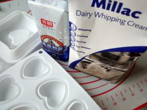 主要食材和模具准备好
吉利丁片冰水软化，然后隔50左右热水加热至融化成液体