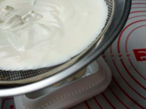 先取2/3的慕斯糊过筛至抱枕模具中