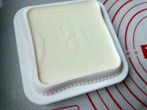 轻轻震几下，震出气泡