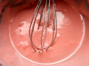 再将剩下的慕斯糊分成两份，一份加粉色色素，一份加蓝色色素