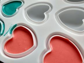 用裱花袋挤入爱心模具中，冷冻一夜，第二天更方便脱模，脱模的时候要小心翼翼哒，否则很容易蹭坏表面