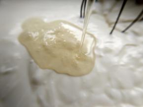 融化的吉利丁液倒入淡奶油酸奶糊中