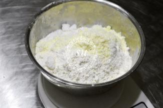 酵母+水，秤量好后放一边备用。秤量配方中除黄油之外的其他粉类材料。水量建议预留10g，根据自己的面团吸水状态酌情加减【小贴士】：夏天操作，使用厨师机or面包机揉面，可以将秤量好的材料连同容器放入冰箱冷藏10-20分钟。我们需要控制面团的温度在26℃左右，避免酵母提前开始发酵