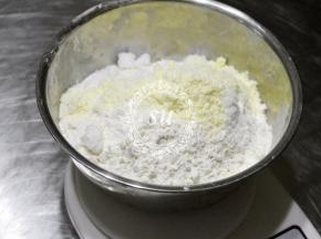 酵母+水，秤量好后放一边备用。秤量配方中除黄油之外的其他粉类材料。水量建议预留10g，根据自己的面团吸水状态酌情加减【小贴士】：夏天操作，使用厨师机or面包机揉面，可以将秤量好的材料连同容器放入冰箱冷藏10-20分钟。我们需要控制面团的温度在26℃左右，避免酵母提前开始发酵