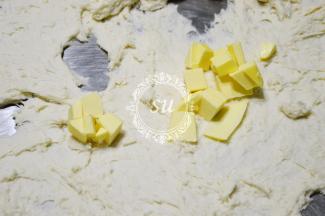 加入切小块的黄油，夏天的话黄油不需要太早拿出来软化。秤量面粉的时候拿出来就可以了。尽可能的降低面团温度。（使用机器揉面的话，在步骤2，面团成团没有干粉时加入黄油）