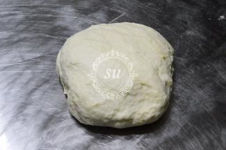 混合至黄油完全和面团混合均匀。下面就要开始推面的操作咯