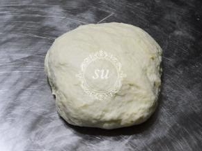 混合至黄油完全和面团混合均匀。下面就要开始推面的操作咯