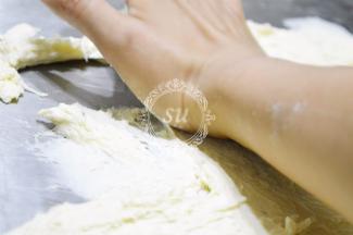 使用的是手掌肚的位置，以底部一点为中心，以扇形分布快速地向前推出。全部推出后用铲面板把面铲回。推面时身体的力量都集中在掌肚的位置（各家手揉手法不同，仅供参考）。手揉的时候我全程开空调的，也是为了避免面团升温过快。【小贴士】手揉请保证时间控制在30分钟以内。最好可以有一个探针温度计，方面测量面团温度