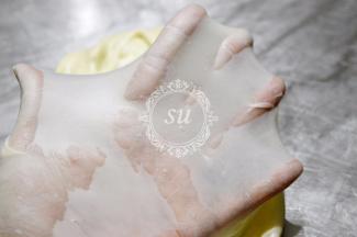 在手上涂抹黄油，保持手掌润泽。拉开膜检验一下。需要到这种完全扩展阶段才可以。但是如果操作时间已经将近30分钟，那就不要再执着手套膜。面团的温度比出膜要更加重要